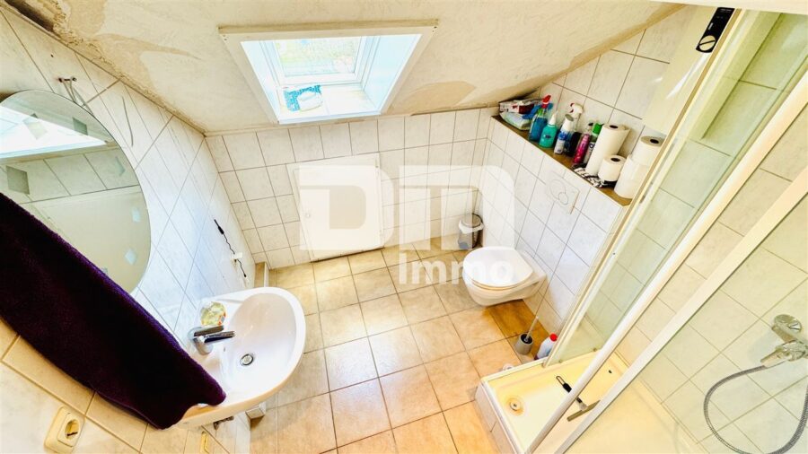 Umfangreich saniertes Zwei- bis Dreifamilienhaus mit Doppelgarage + Carport in idyllischer Lage - DG Badezimmer / Dusche WE3